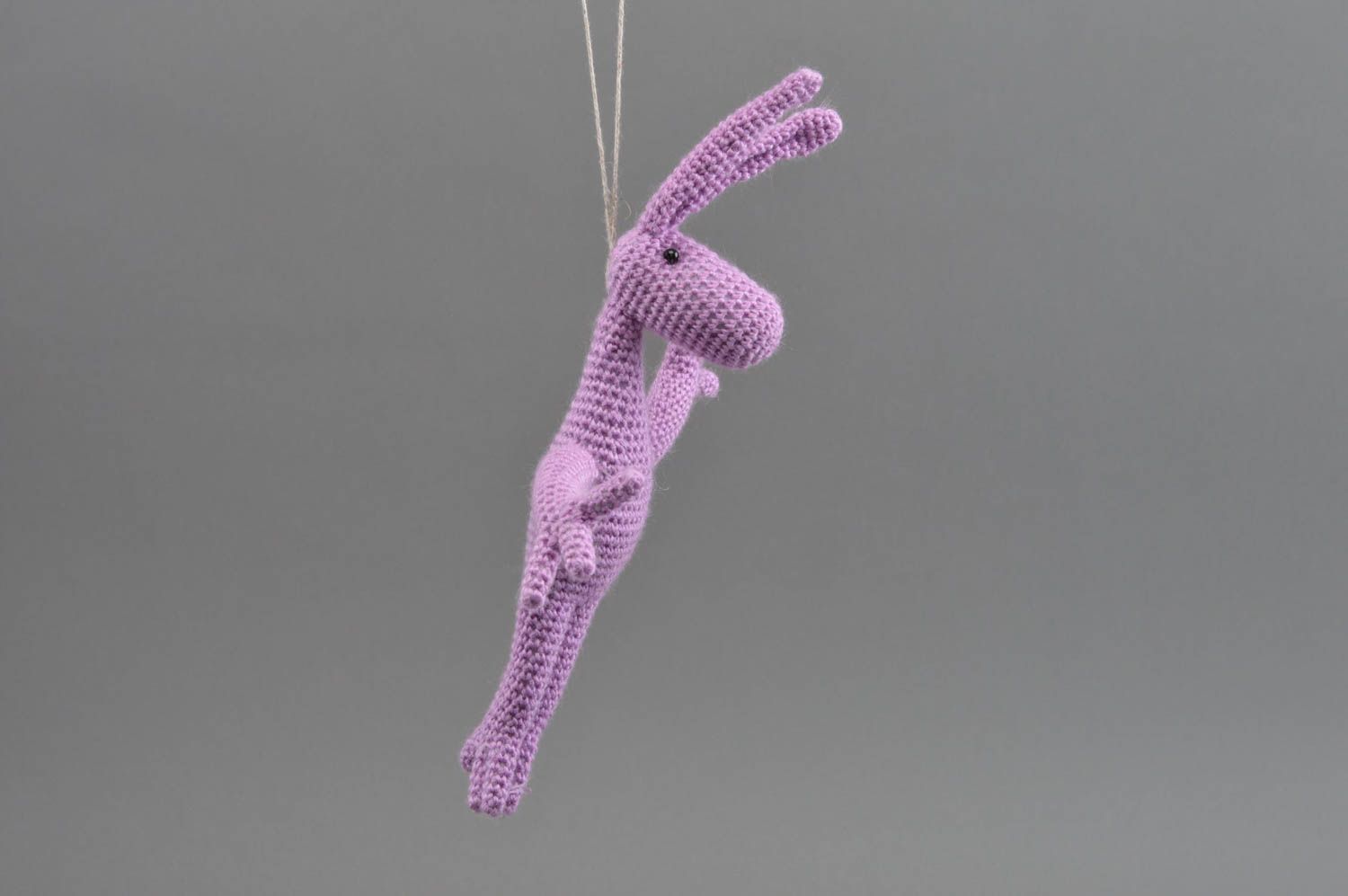 Peluche tricotée en fils acryliques faite main déco pour enfant Lièvre mauve photo 3
