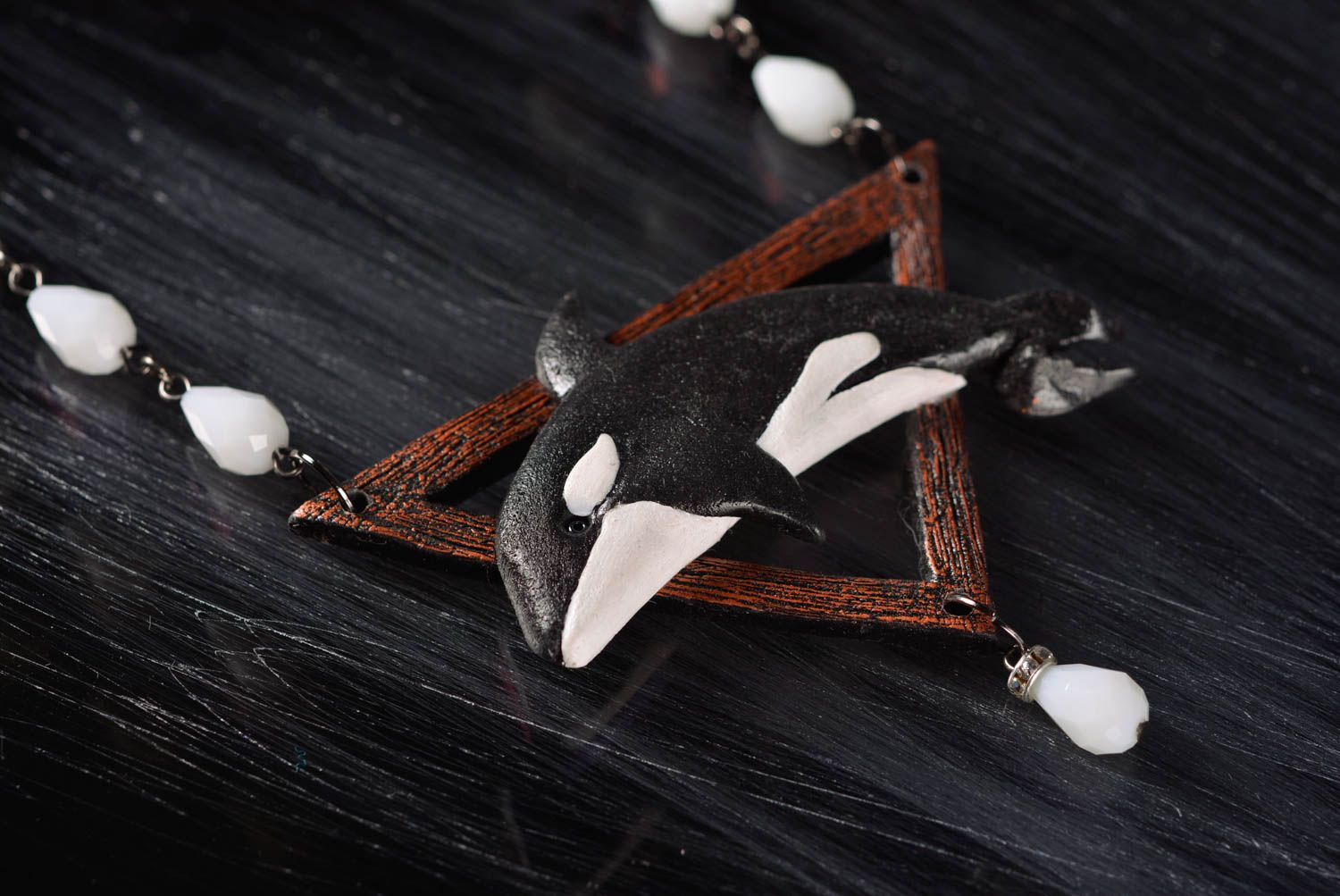 Pendentif orque Bijou fait main triangulaire en pâte polymère Cadeau original photo 1