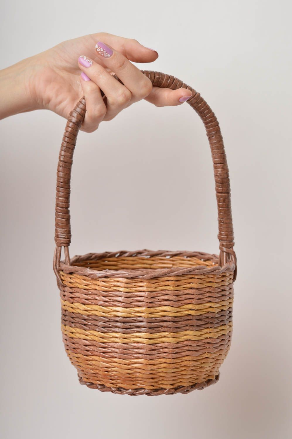 Плетеная корзинка ручной работы красивая корзина из бумаги подарочная корзина фото 2