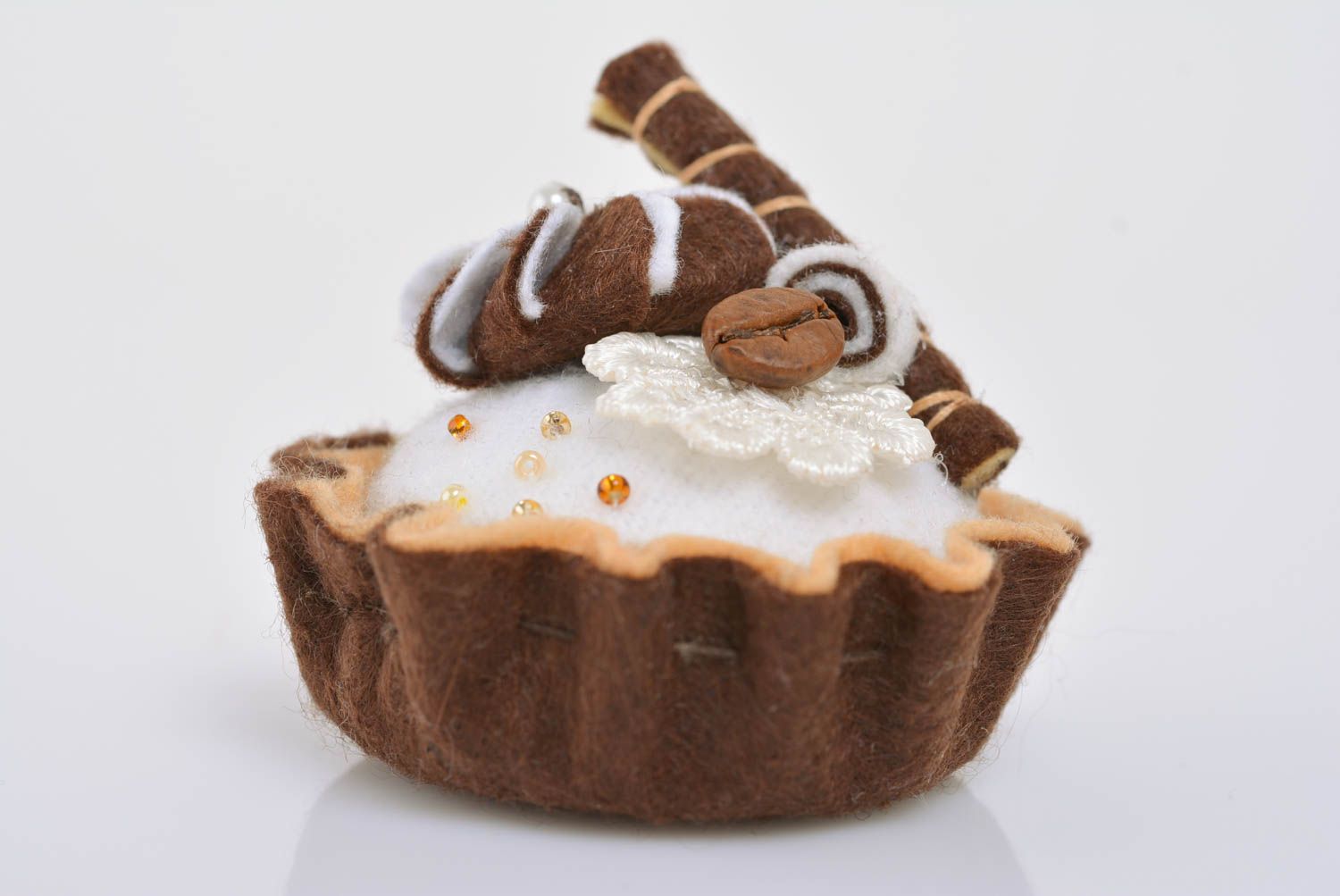 Designer kuscheliges Nadelkissen aus Filz Kuchen mit Schokolade handgeschaffen foto 3