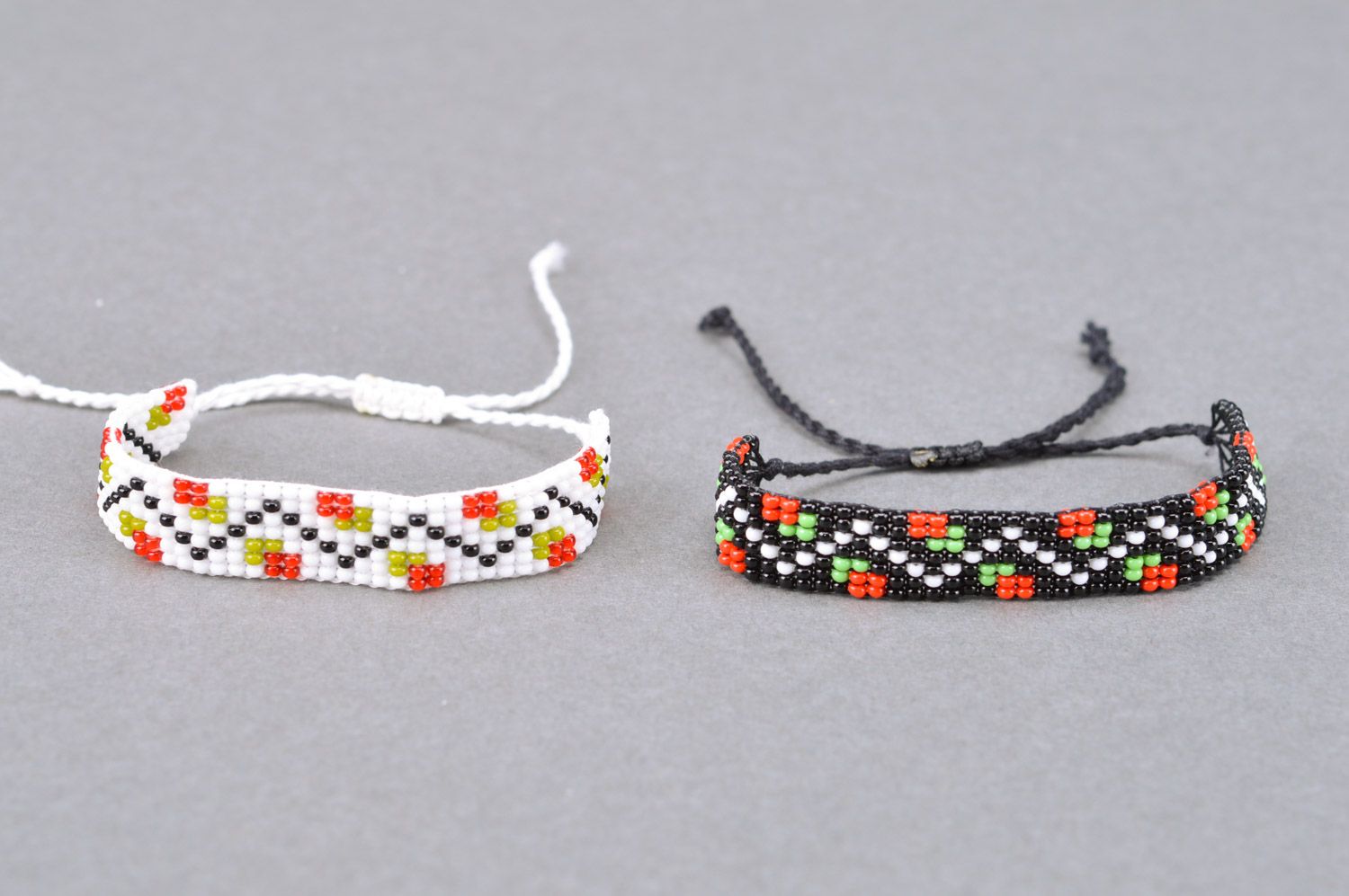Breites modisches handmade Armbänder Set aus Glasperlen schwarz und weiß 2 Stück foto 2