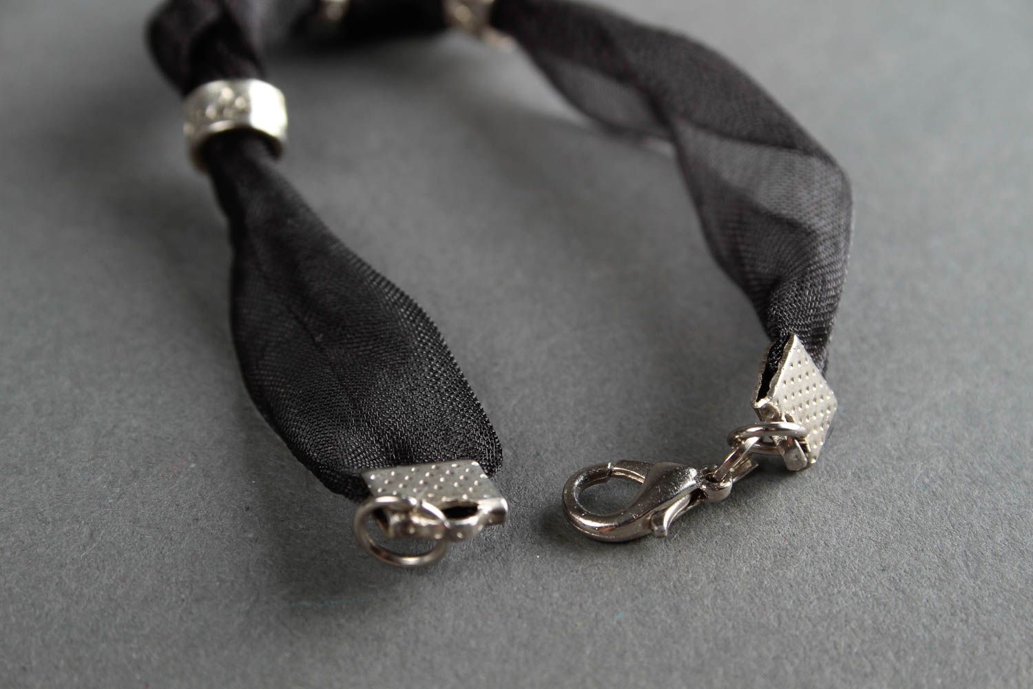 Браслет ручной работы женский браслет с бусиной черный браслет из лент фото 5