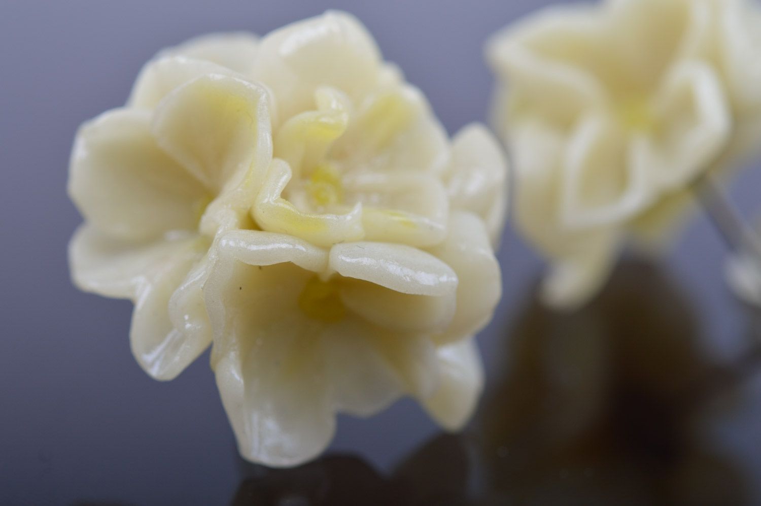 Boucles d'oreilles fleurs en pâte polymère fluo faites main blanches Lilas photo 5