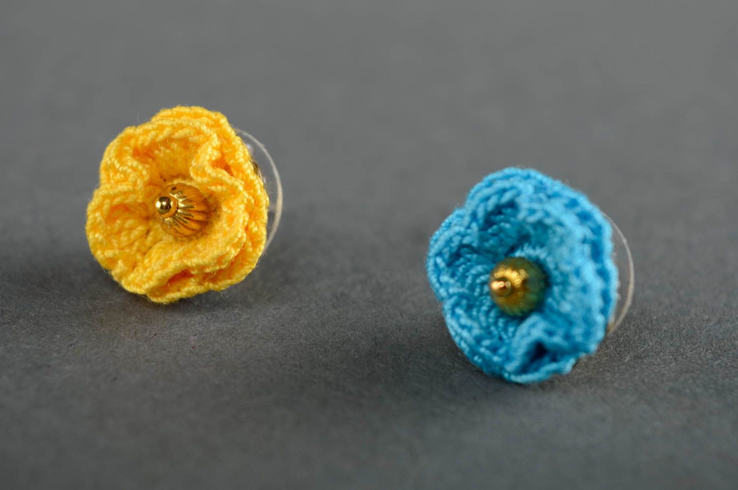 Boucles d'oreilles puces tricotées de fils en coton faites main fleurs femme photo 1