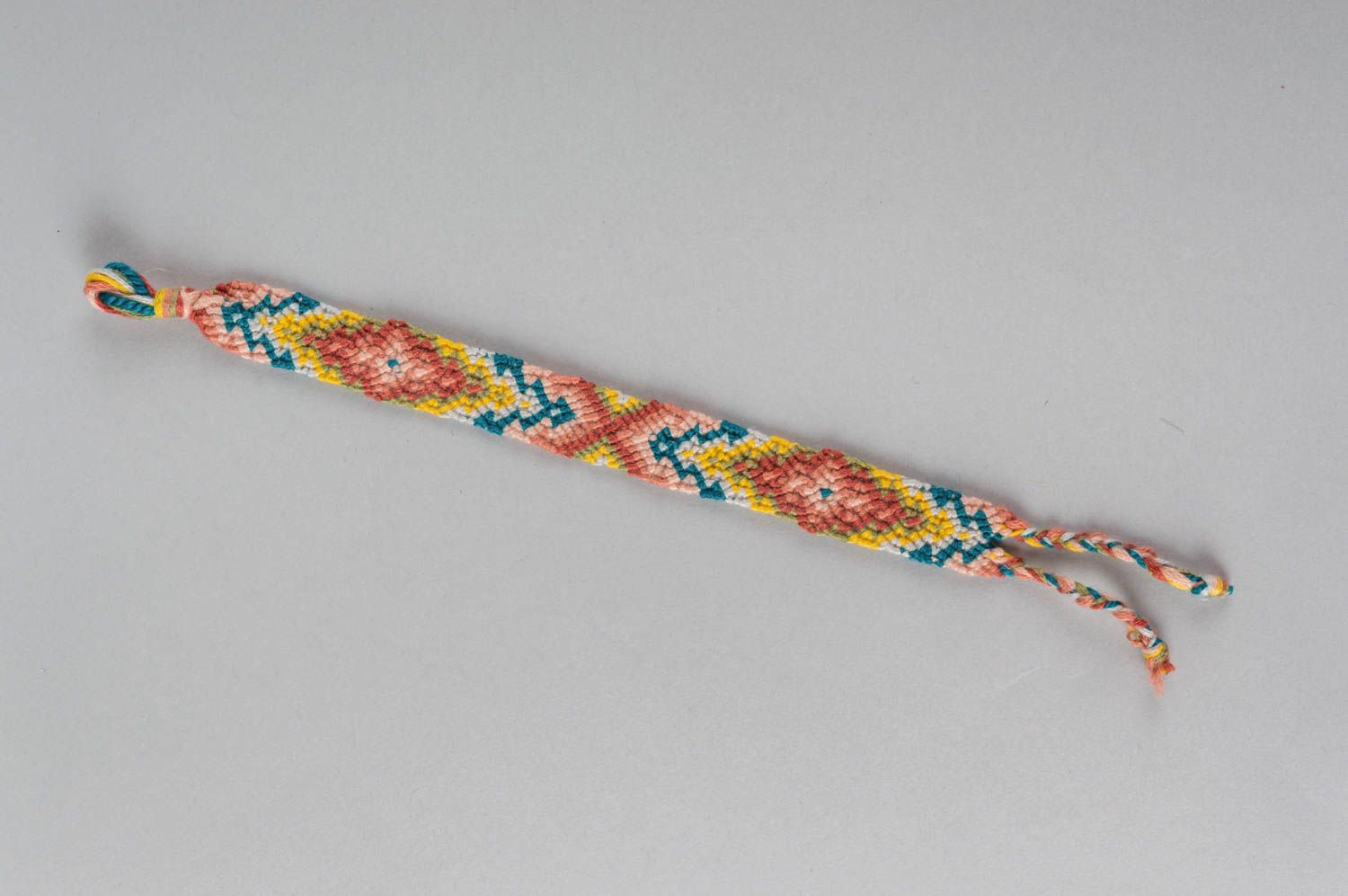 Оригинальный браслет из ниток мулине ручной работы плетеный нарядный красивый фото 2