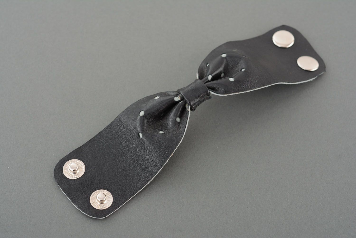 Schwarzes Armband-Schleife aus Leder foto 3