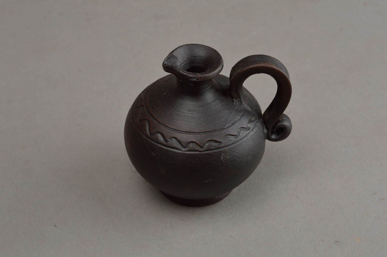Petit vase noir décoratif en forme de cruche fait main en argile avec anse photo 3