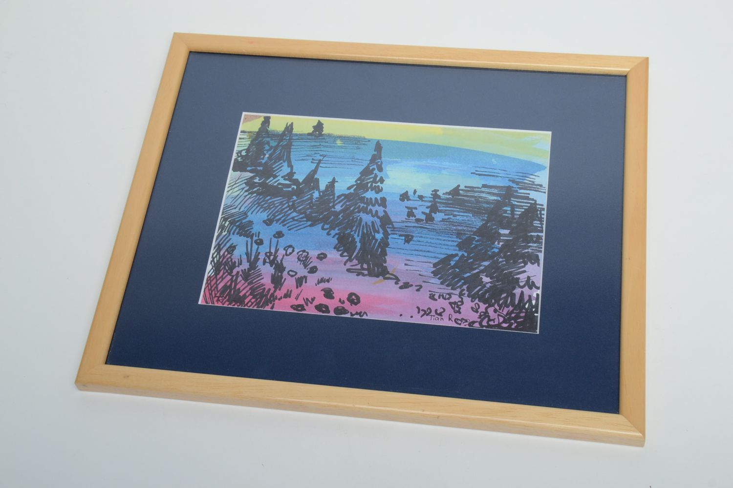 Tableau avec paysage à l'aquarelle et aux surligneurs sur un fond bleu fait main photo 2