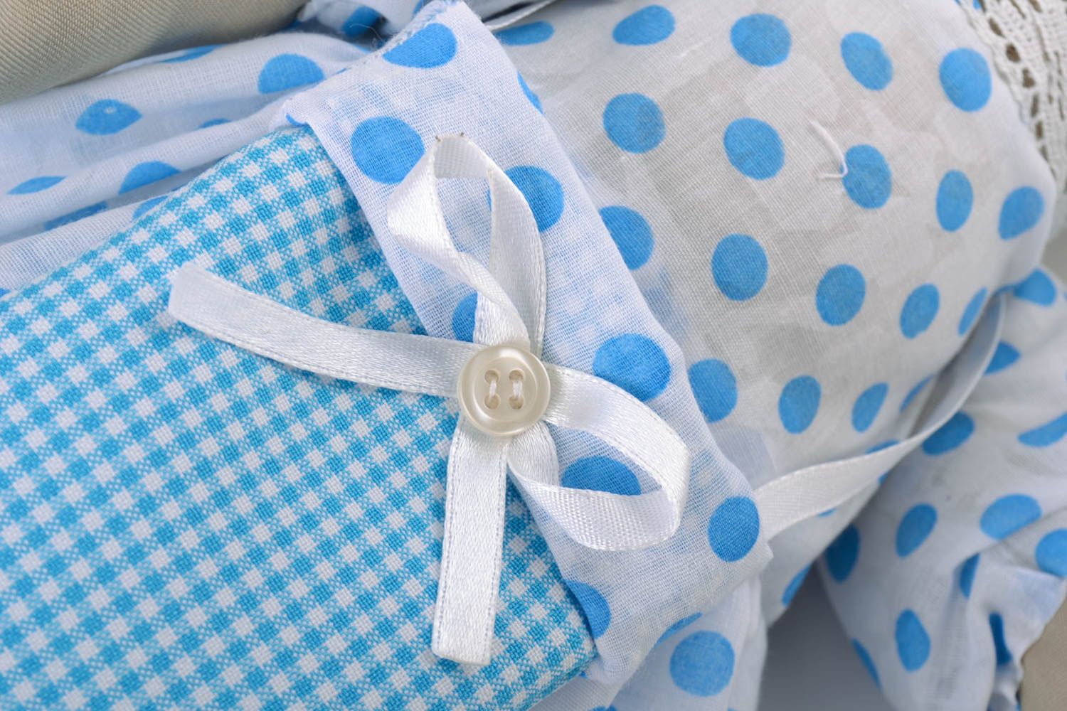 Petite peluche décorative en tissu faite main lapin en robe bleue pour enfant photo 2