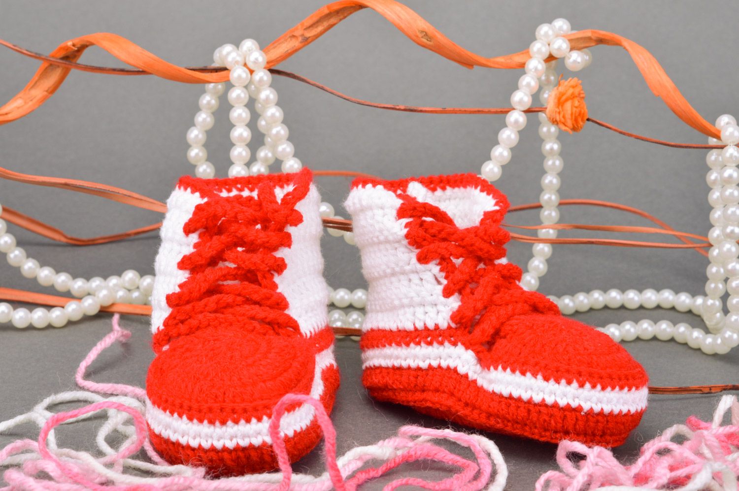 Chaussons tricotés au crochet rouge-blanc à lacets faits main pour bébé Baskets photo 1