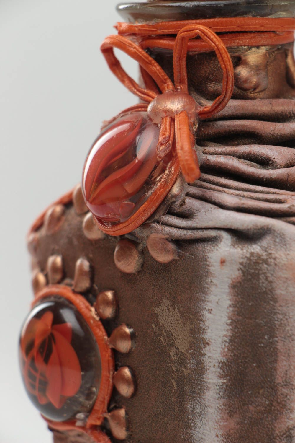 Бутылка декорированная кожей и камнями ручной работы авторская красивая фото 3