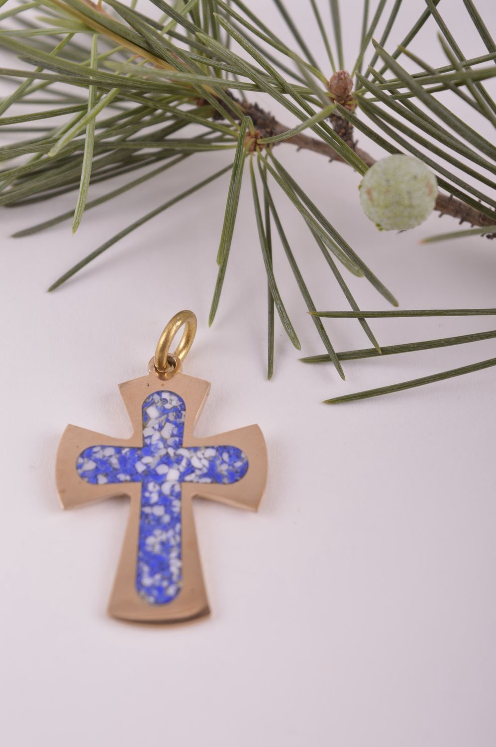 Крестик с камнями ручной работы подвеска на шею украшение из латуни синее фото 1