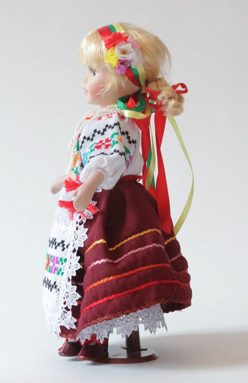 Boneca de porcelana artesanal num vestido tradicional  foto 2