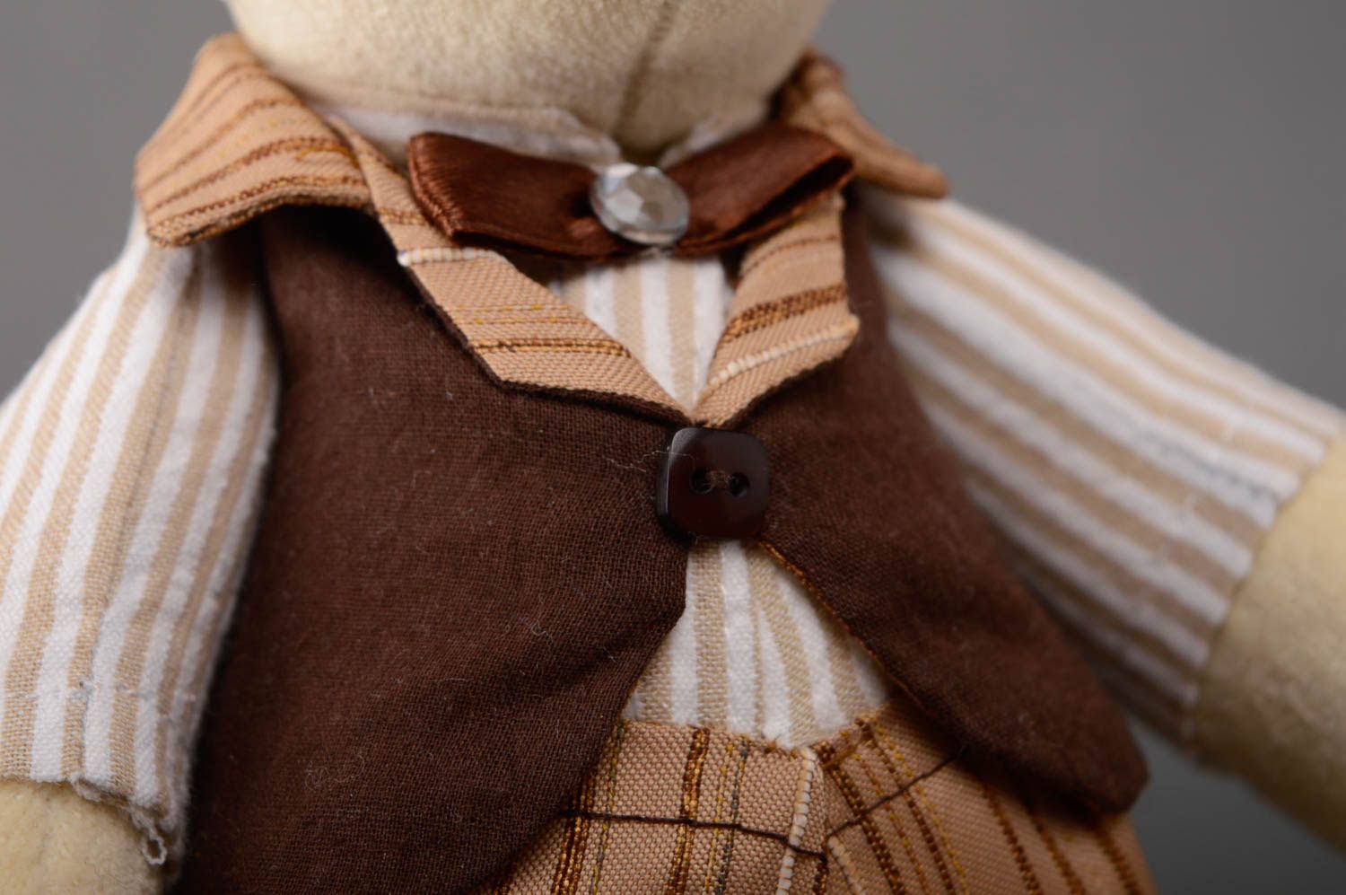 Jouet en tissu nounours en coton beige en costume fait main décoration photo 3