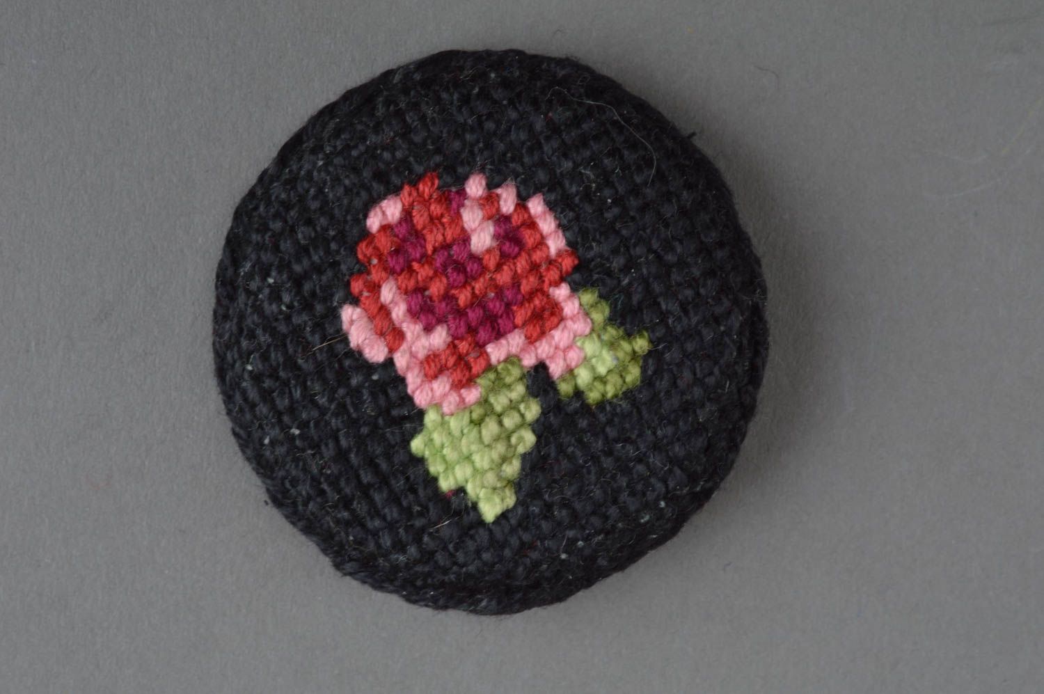Брошь с вышивкой крестиком по канве круглая женская ручной работы Роза на черном фото 2