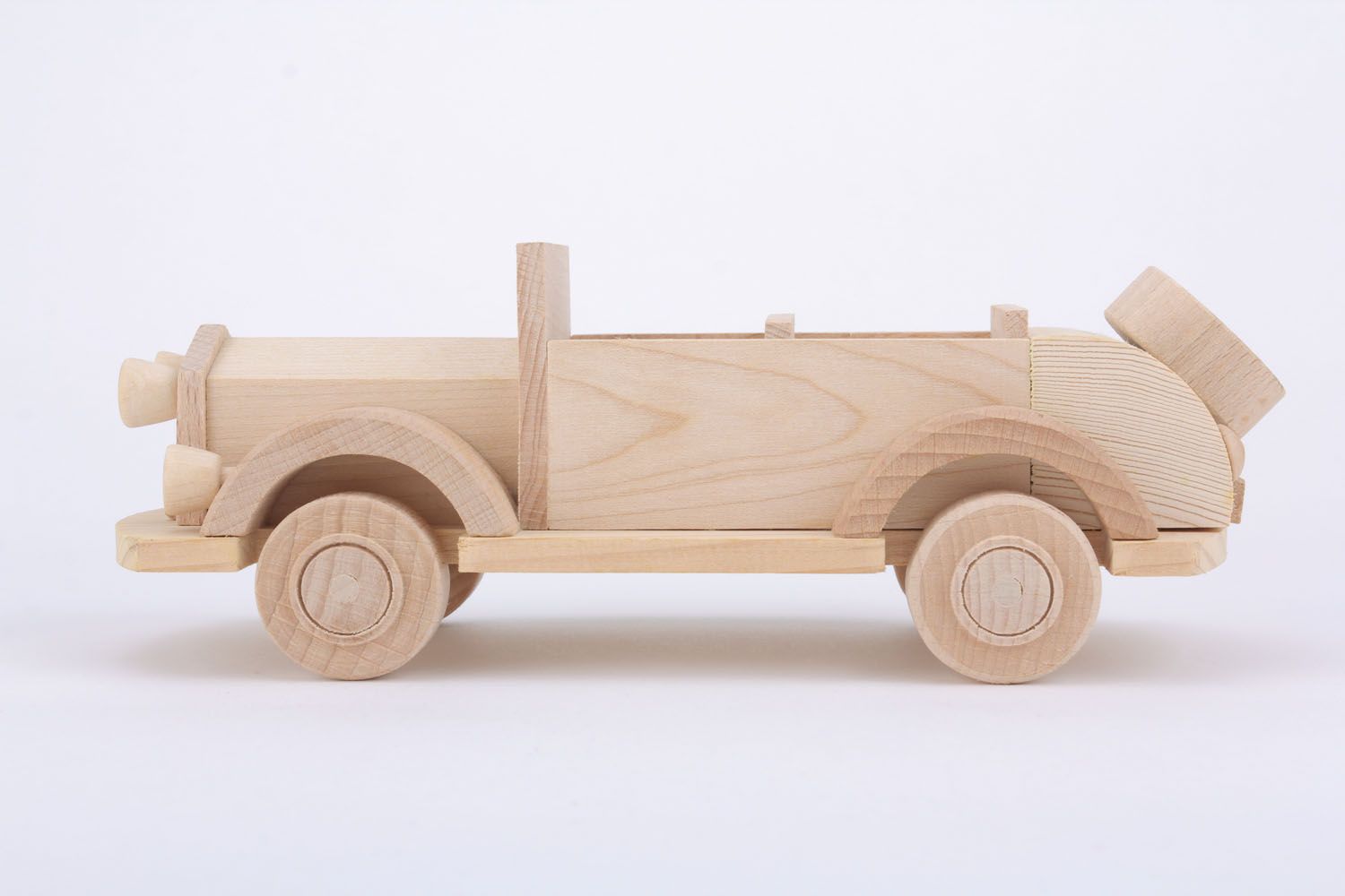 Kleines Spielzeugauto aus Holz foto 4