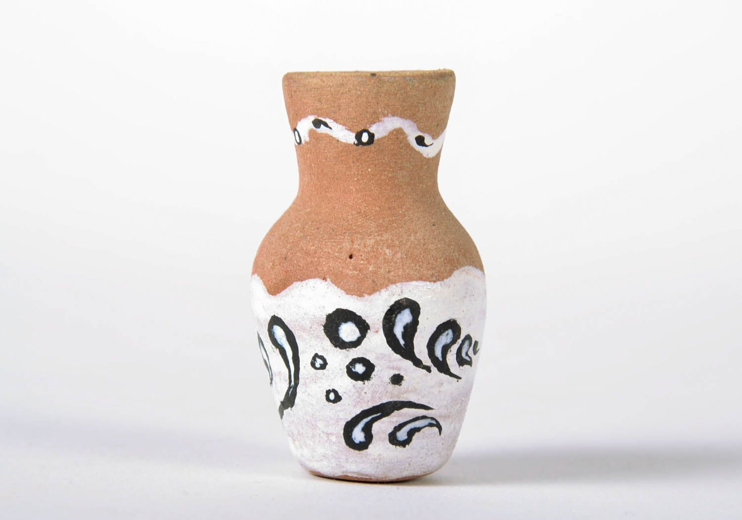 Pote de cerâmica decorativo feito a mão foto 2