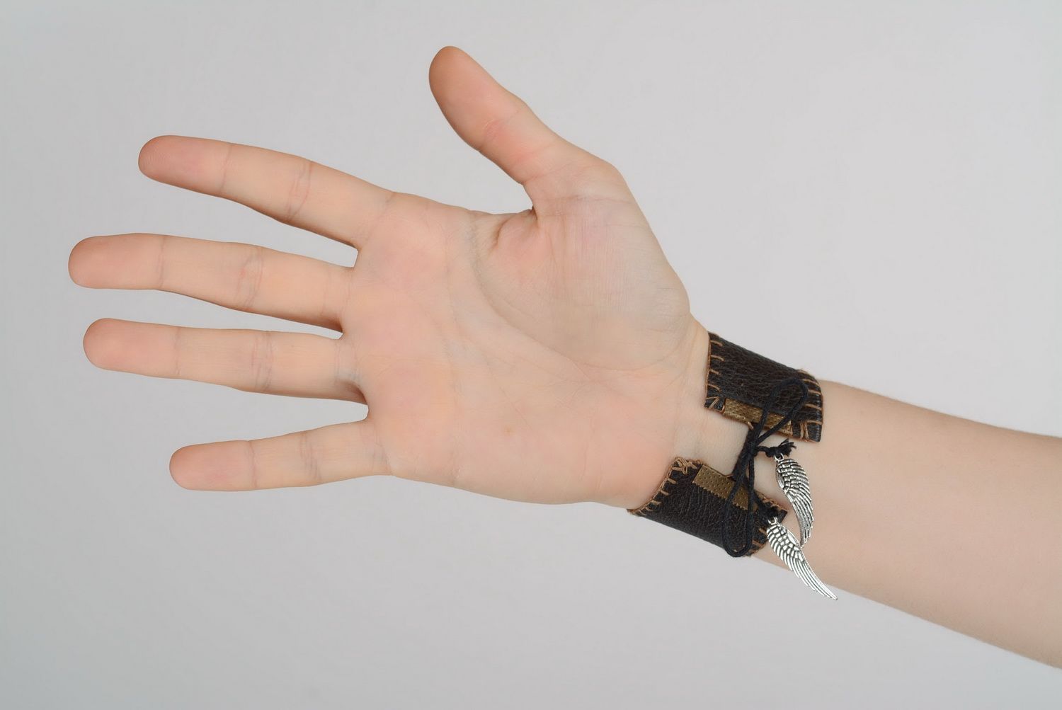 Черный кожаный браслет с подвесками  фото 2