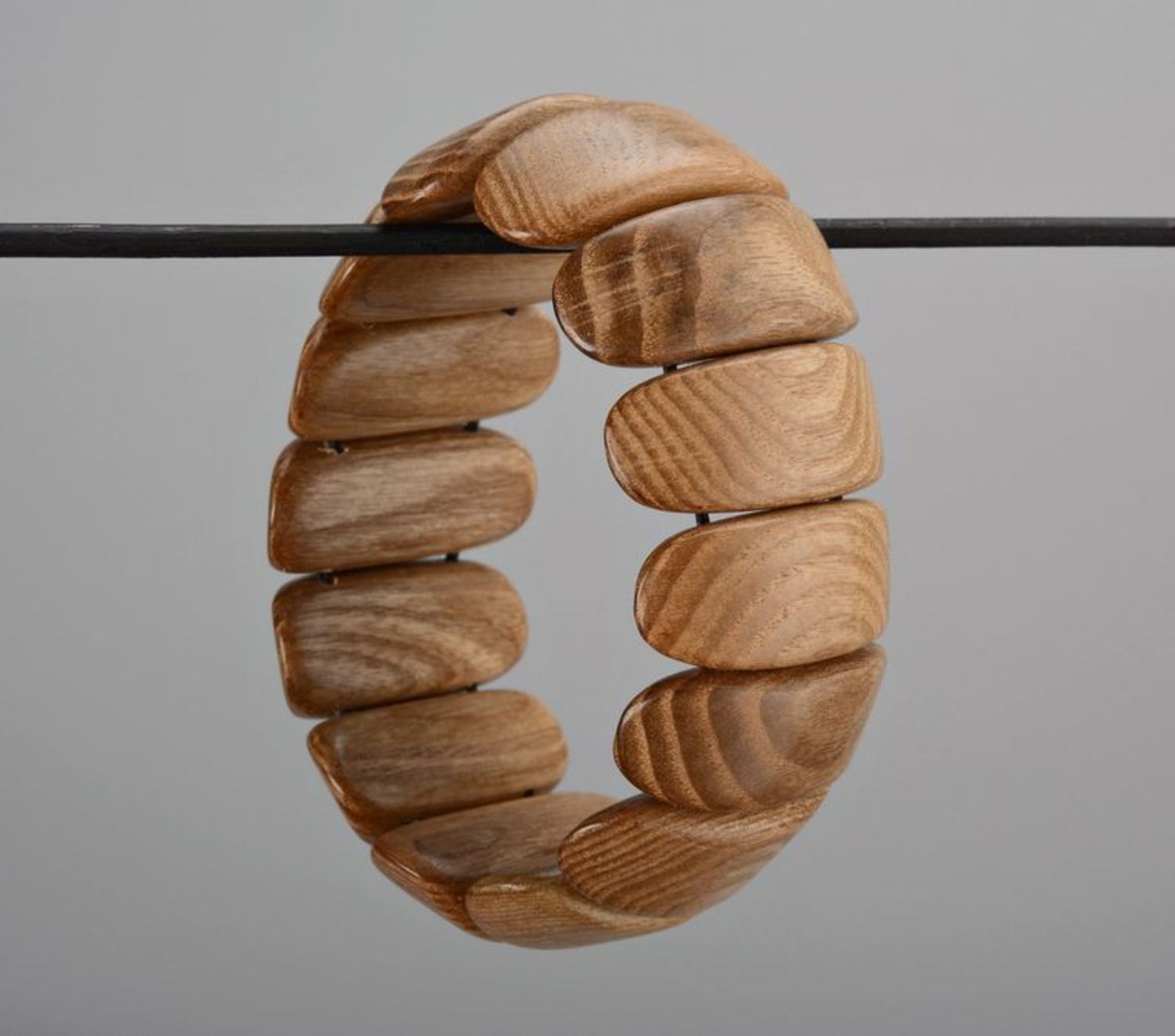 Bracelet en bois sur fil élastique photo 2