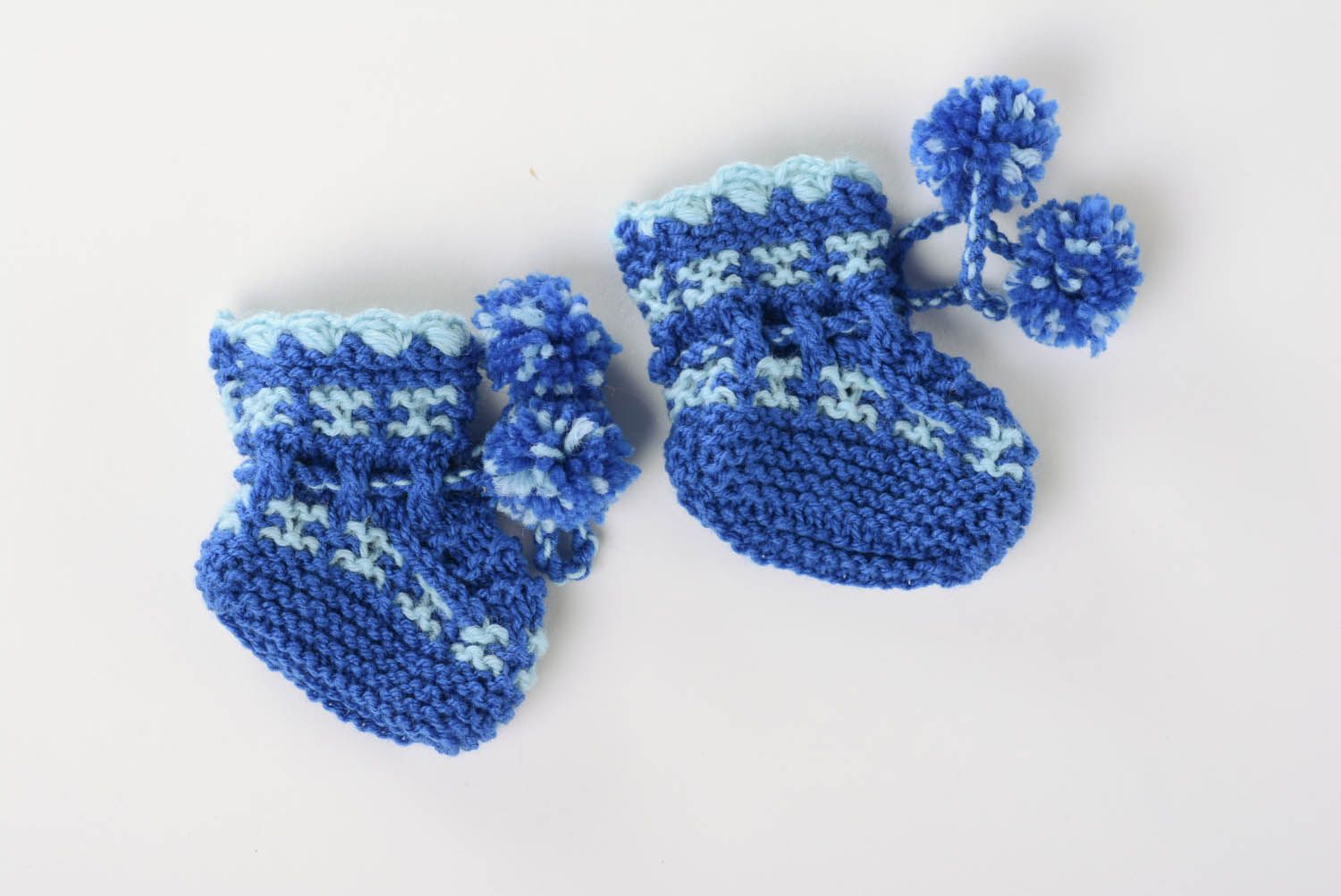 Botinhas azuis tricotadas a mão foto 3