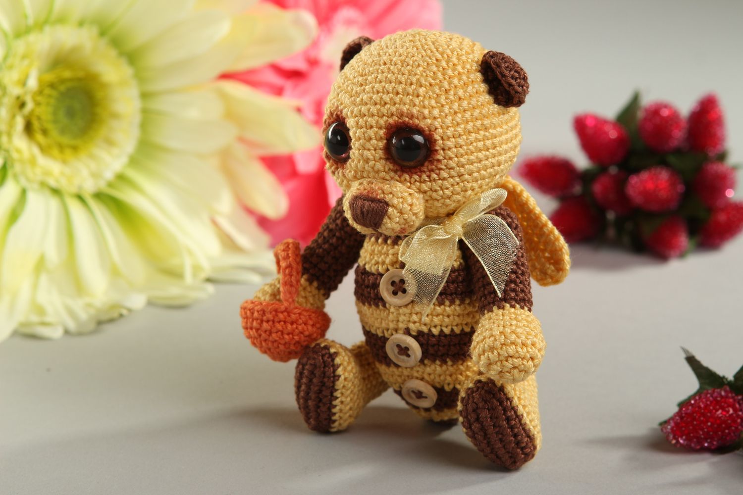 Handmade Spielzeug für Kleinkinder Kuscheltier gehäkelt Spielzeug Bär Biene foto 1