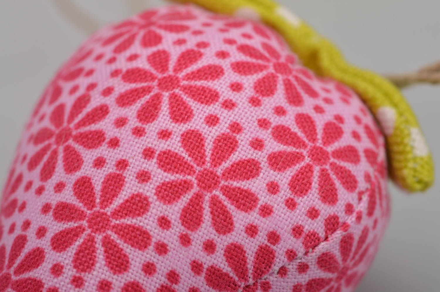 Интерьерная подвеска клубничка в цветочек хлопковая ручной работы для декора фото 4