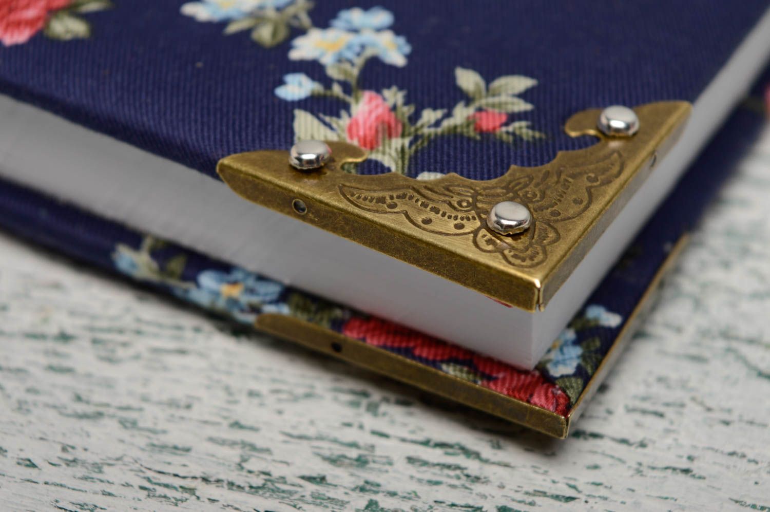 Cuaderno de notas de cubierta blanda con dibujo floral foto 3