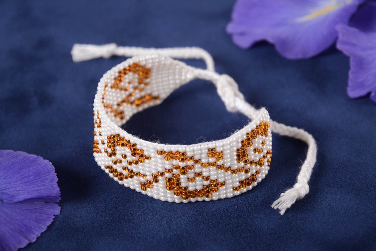Bracelet en perles de rocaille et fils fait main blanc avec couleur d'or photo 1