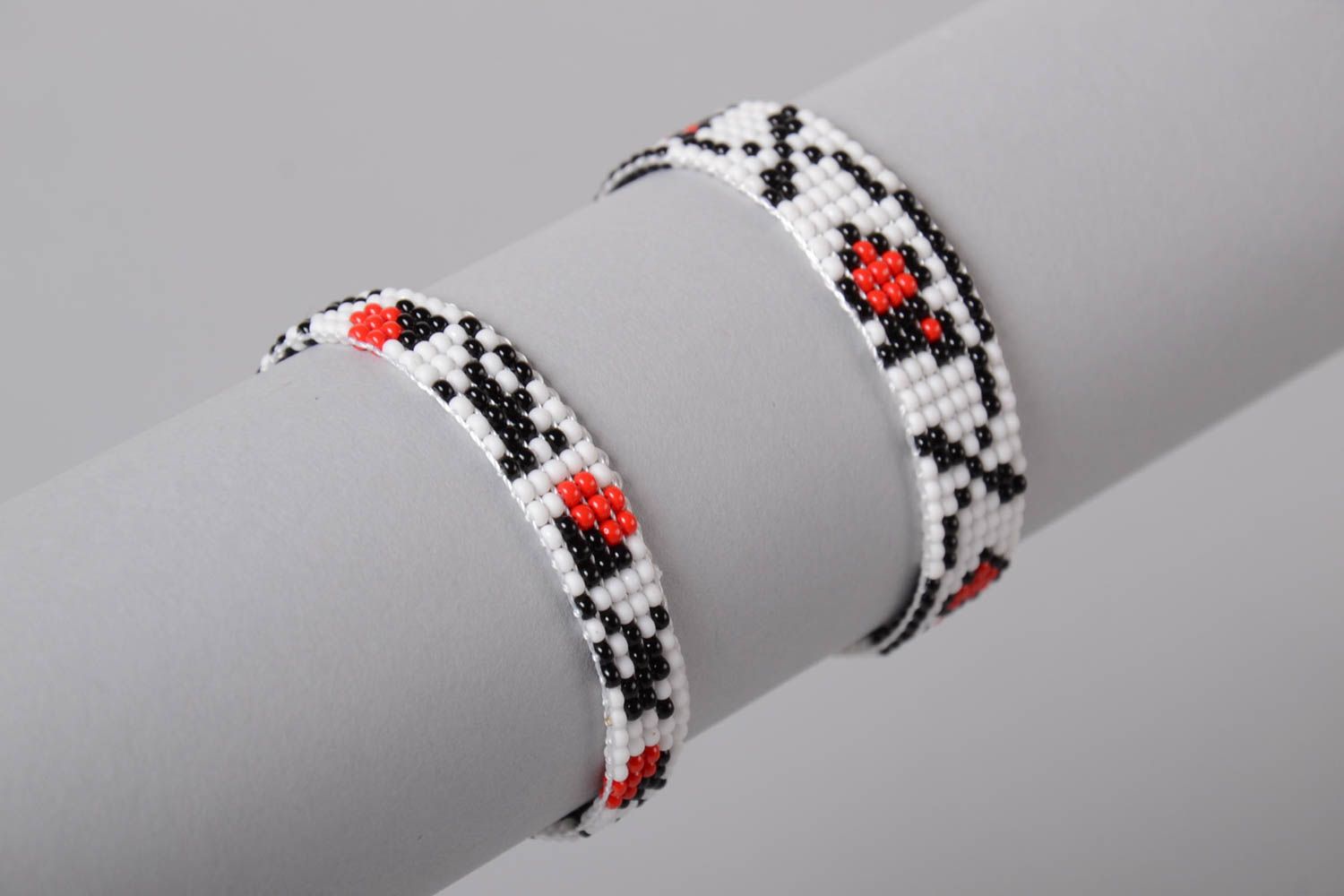 Glasperlen Armbänder Set 2 Stück in Weiß Rot Schwarz handmade Designer Schmucke foto 3