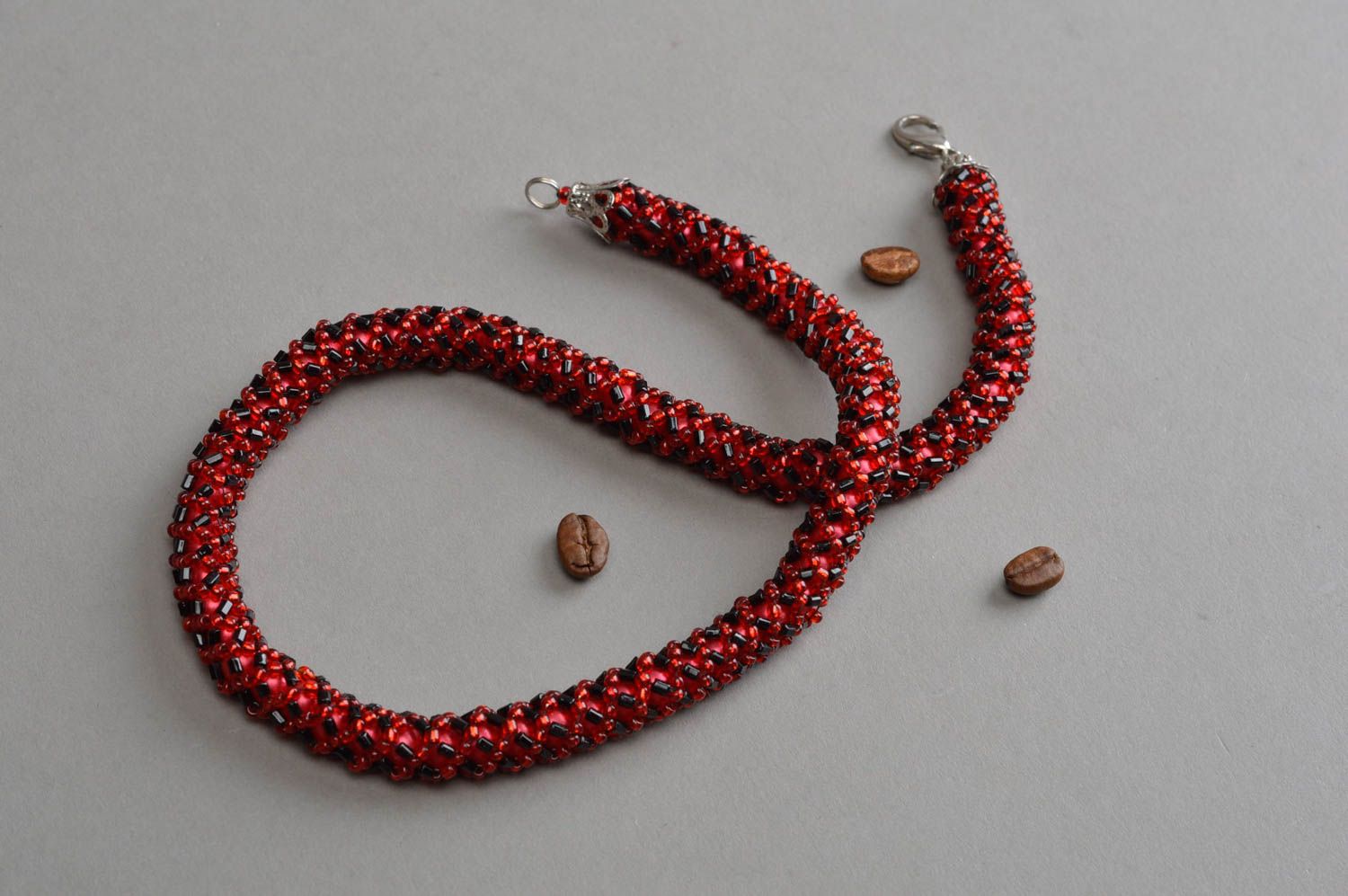Collier spirale Bijou fait main rouge foncé perles rocaille Accessoire femme photo 1