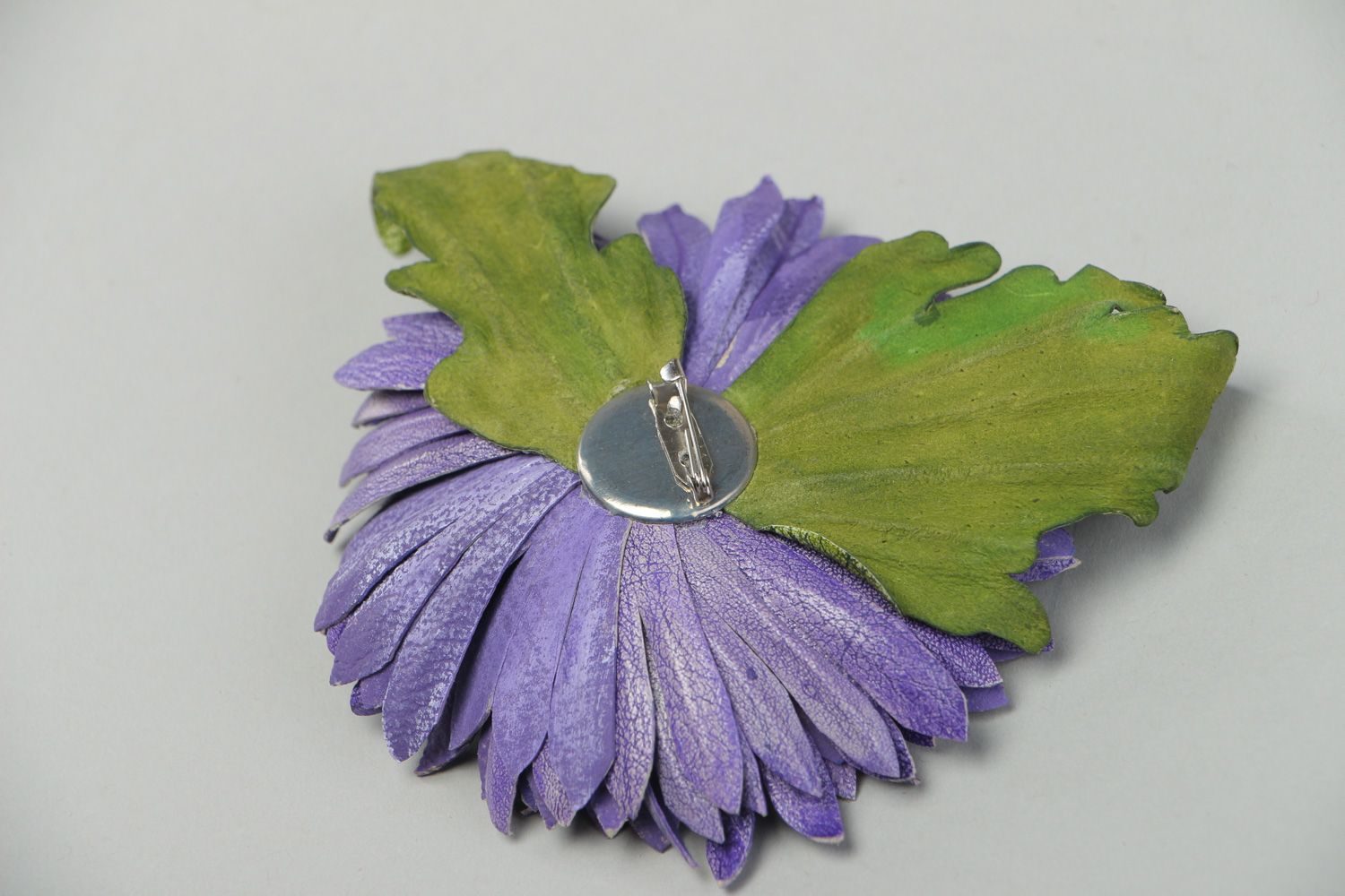 Фиолетовая брошь из натуральной кожи в виде цветка крупная фото 3