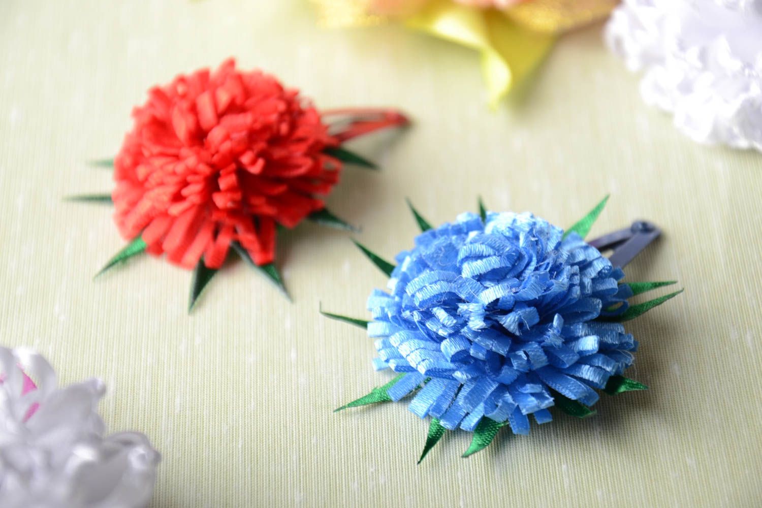 Barrettes à cheveux fleurs faites main 2 pièces rouge et bleue en rubans photo 1
