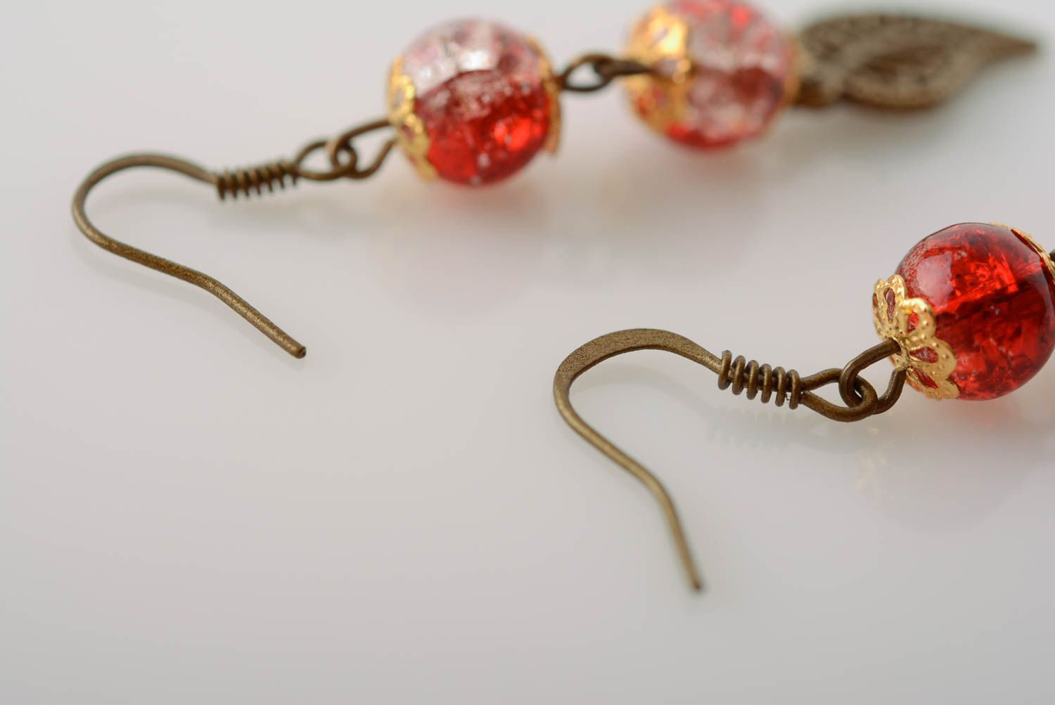 Künstlerische handgemachte Designer Perlen Ohrringe aus Glas in Rot feierlich  foto 4