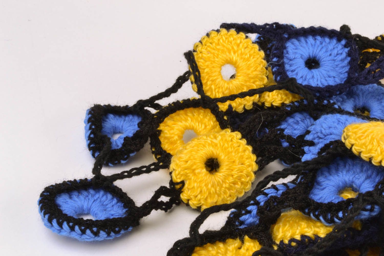 Écharpe tricotée au crochet ajourée multicolore photo 3