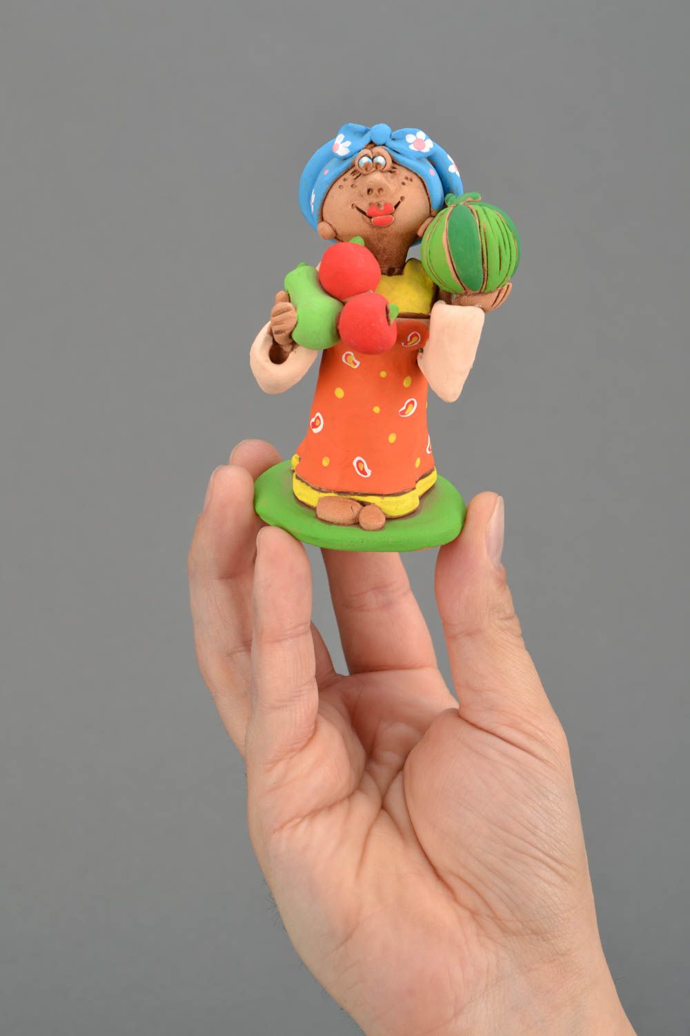 Figurine en argile faite main Femme avec fruits photo 2