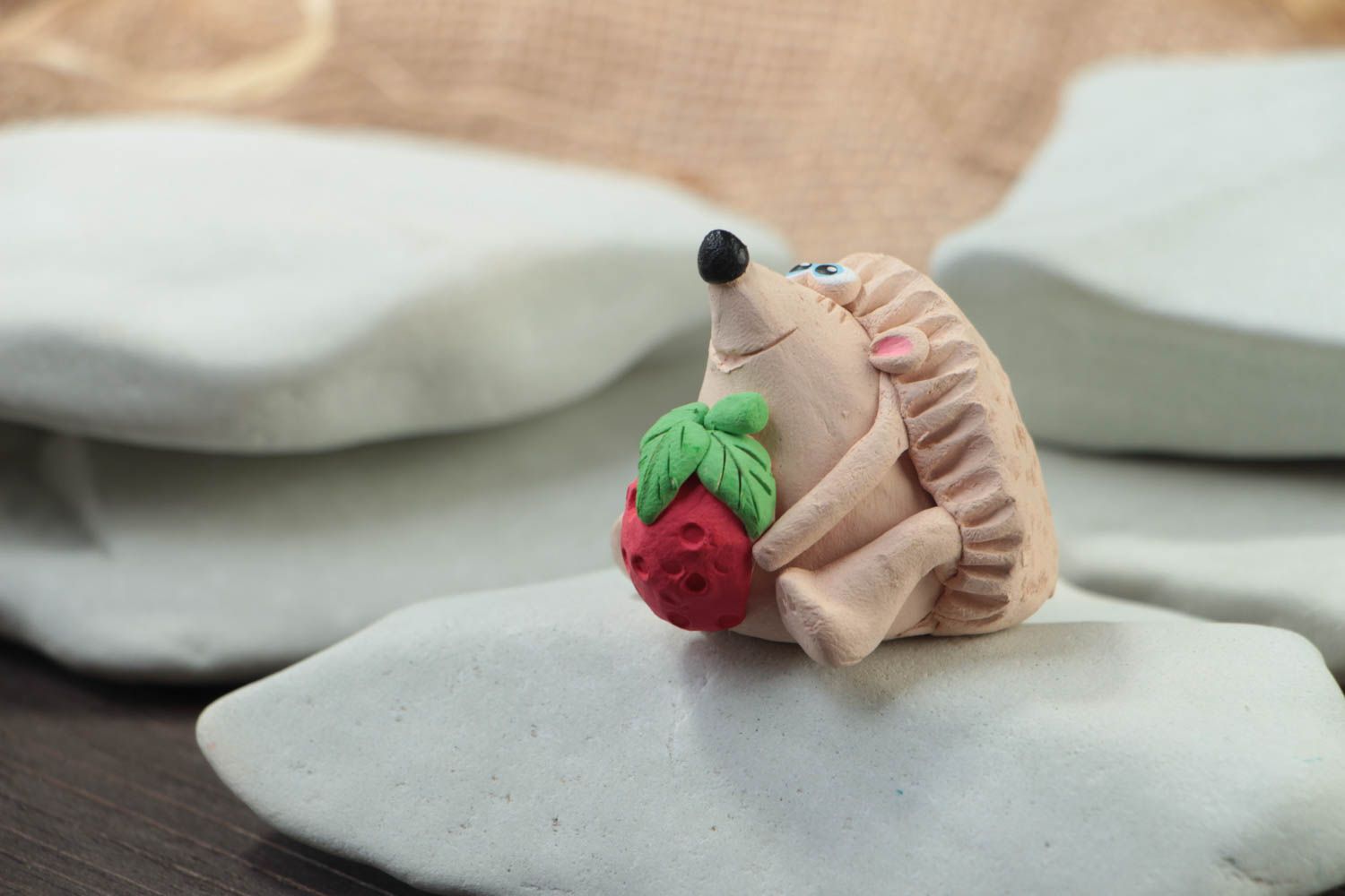 Petite figurine en céramique peinte beige faite main hérisson avec fraise photo 1