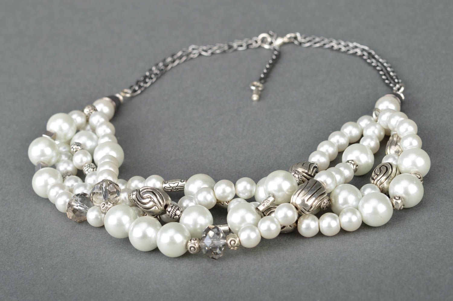 Collar de perlas artificiales y cadena de metal artesanal original blanco foto 5