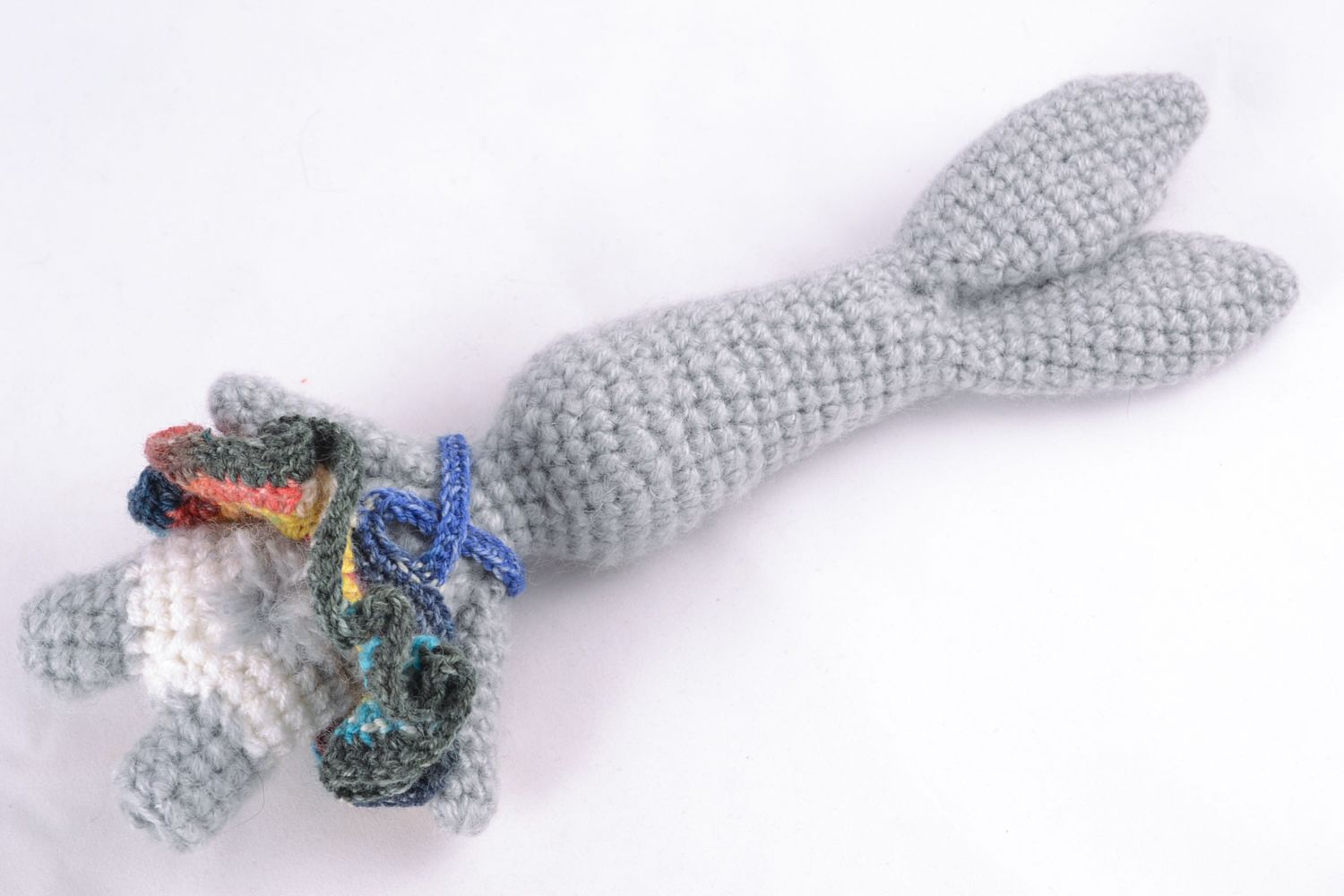 Petit jouet mou tricoté de fils coton laine acryliques Lièvre en jupe fait main photo 4