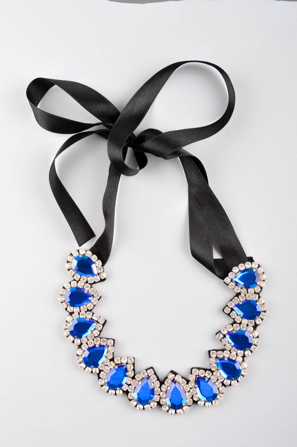 Collier fait main en tissu Bijoux originaux avec cristal bleu Accessoire femme photo 2