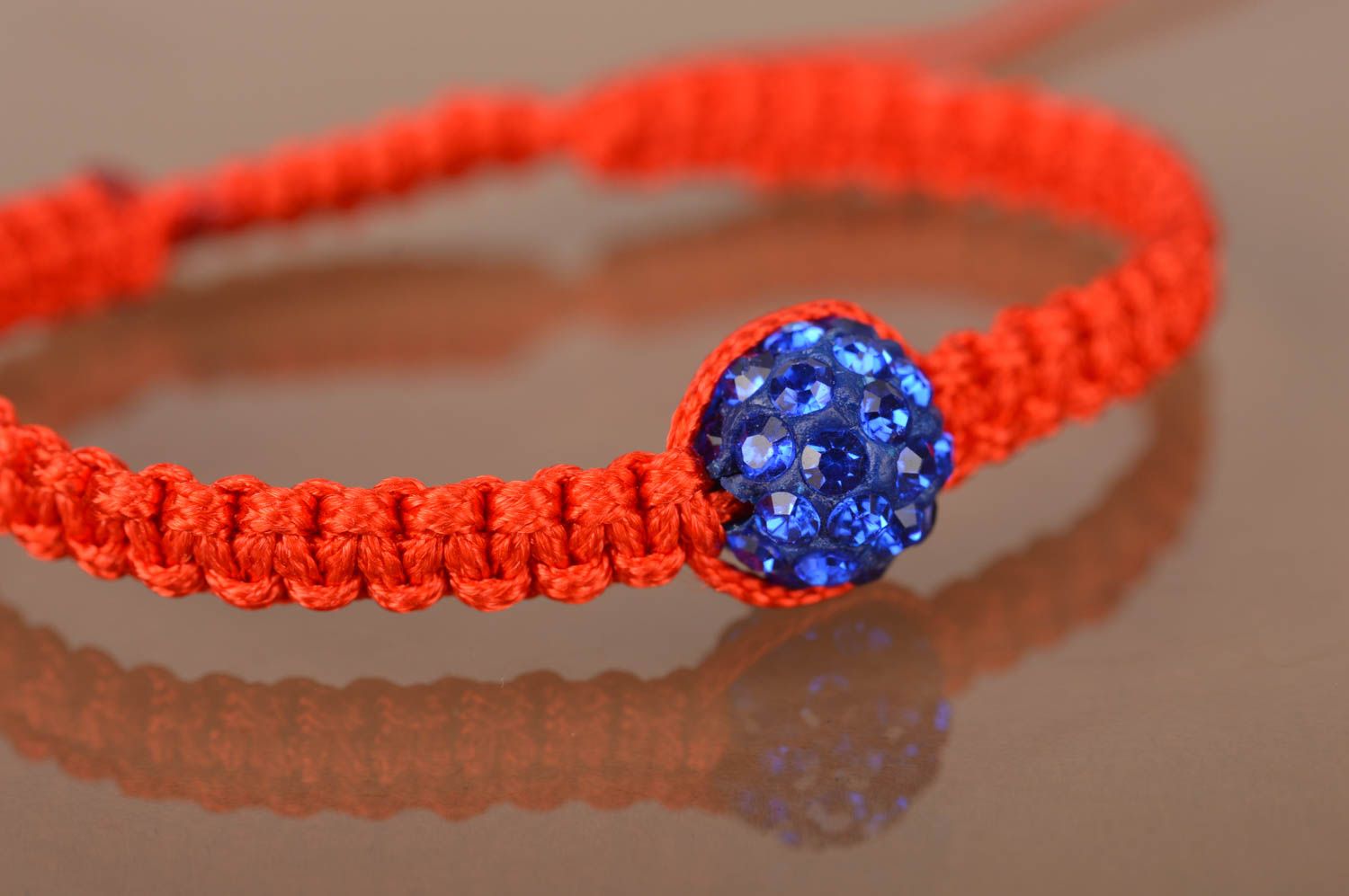Rotes Armband handmade aus gewachster Schnur mit Perle voll Strasssteine foto 3