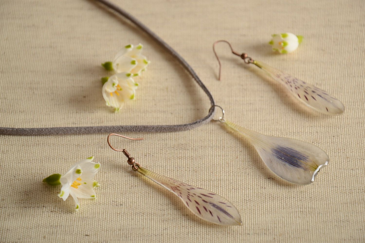 Handmade botanical jewelry set 2 items epoxy resin pendant and earrings photo 1