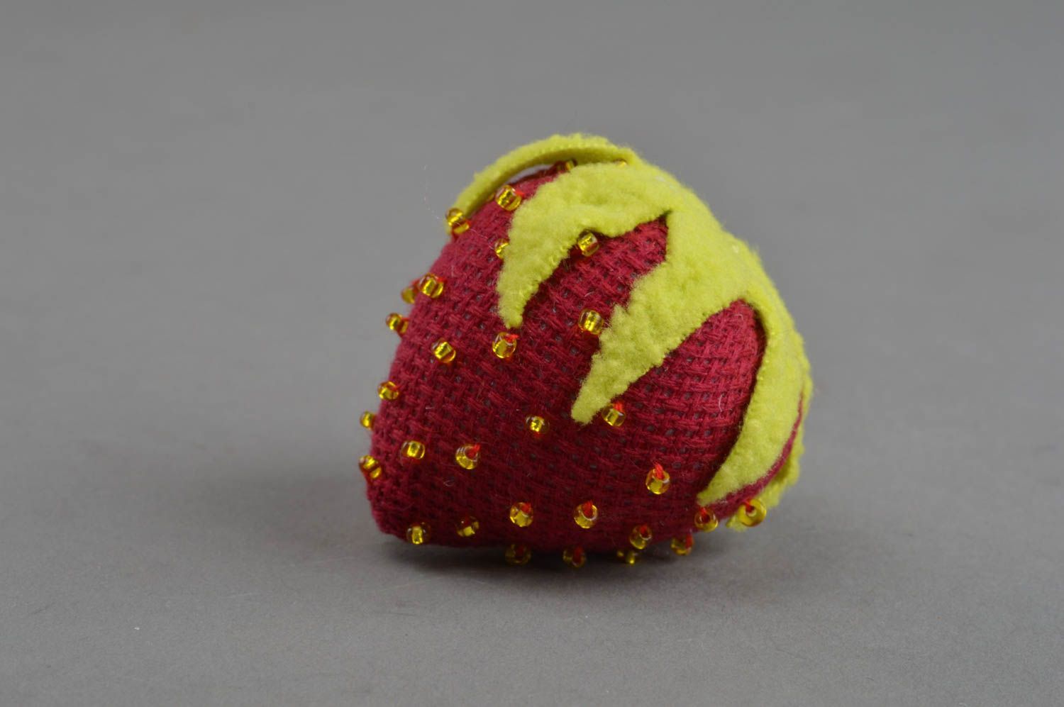 Мягкий сувенир ручной работы из ткани с вышивкой бисером Спелая малина  фото 3
