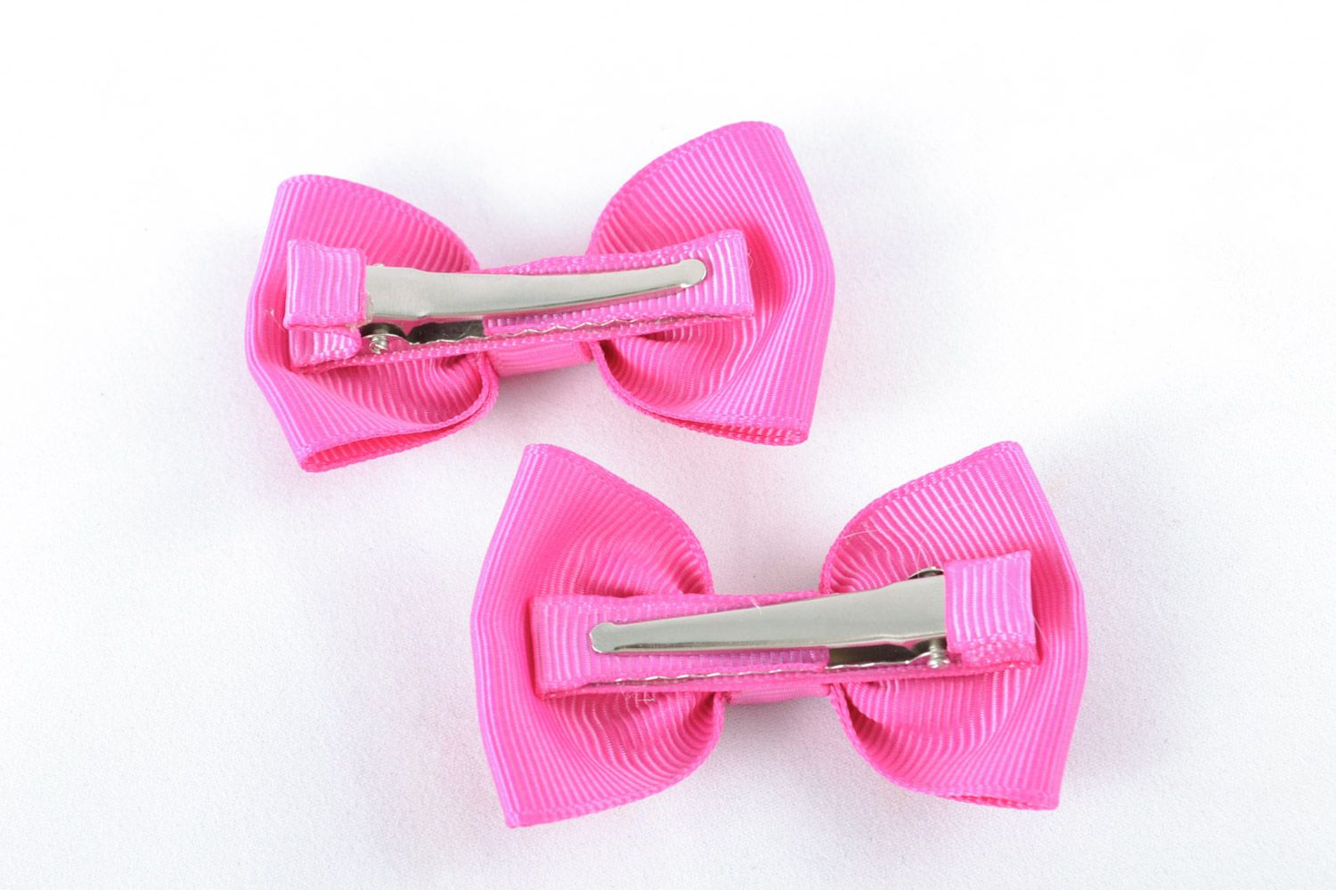 Заколки для волос с бантиками набор 2 штуки яркие розовые маленькие хенд мэйд фото 3