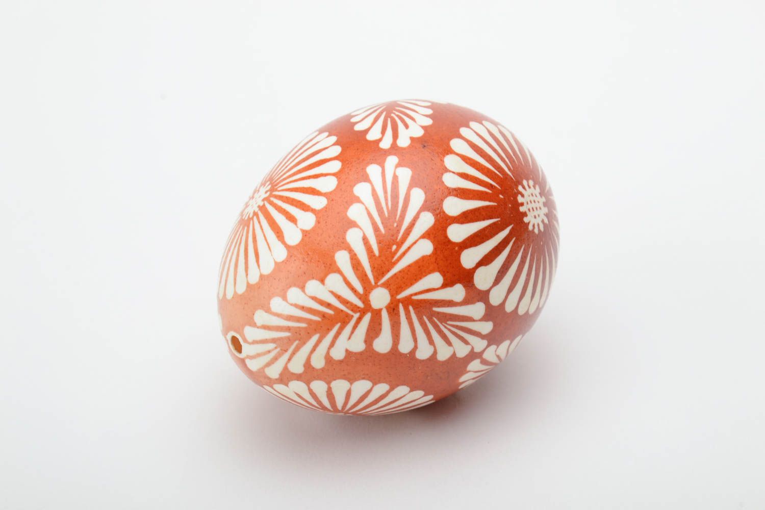 Huevo decorativo de Pascua artesanal pintado a mano con ornamento tradicional foto 2