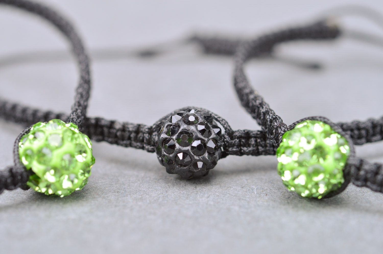 Набор браслетов из бусин и ниток ручной работы черное и зеленое 3 шт текстильные фото 4