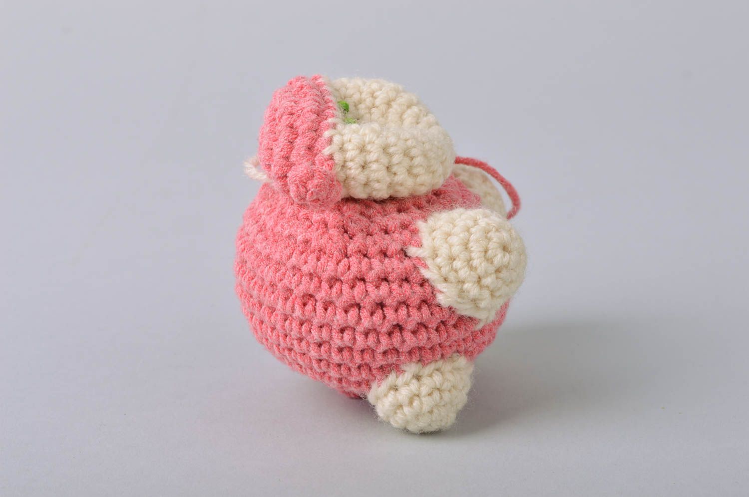 Jouet à suspendre petit Mouton rose tricoté au crochet beau original fait main photo 3