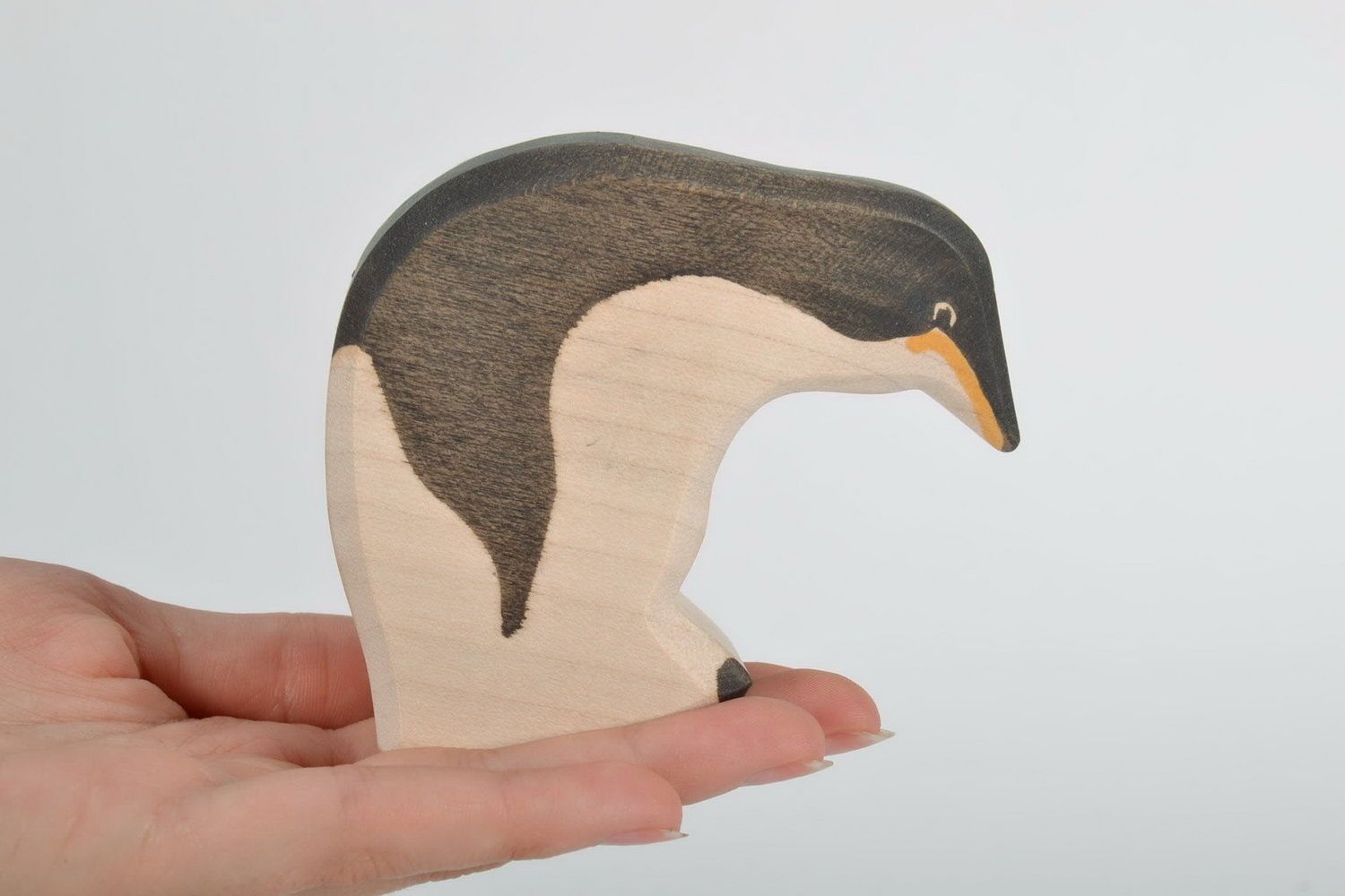 Statuette Penguin cut of wood by hand photo 2