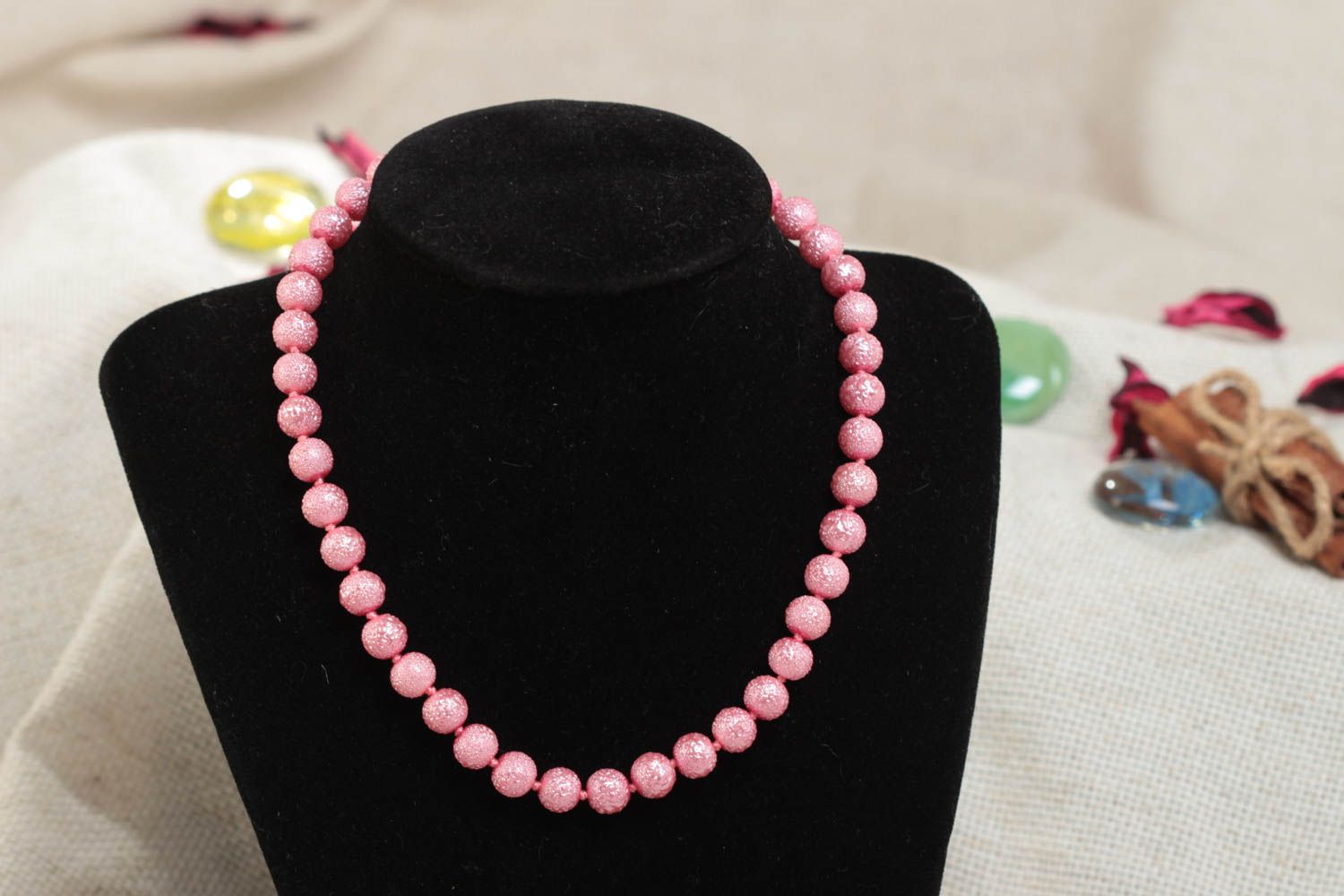 Collier en perles céramiques fait main de couleur rose original pour fillette photo 1