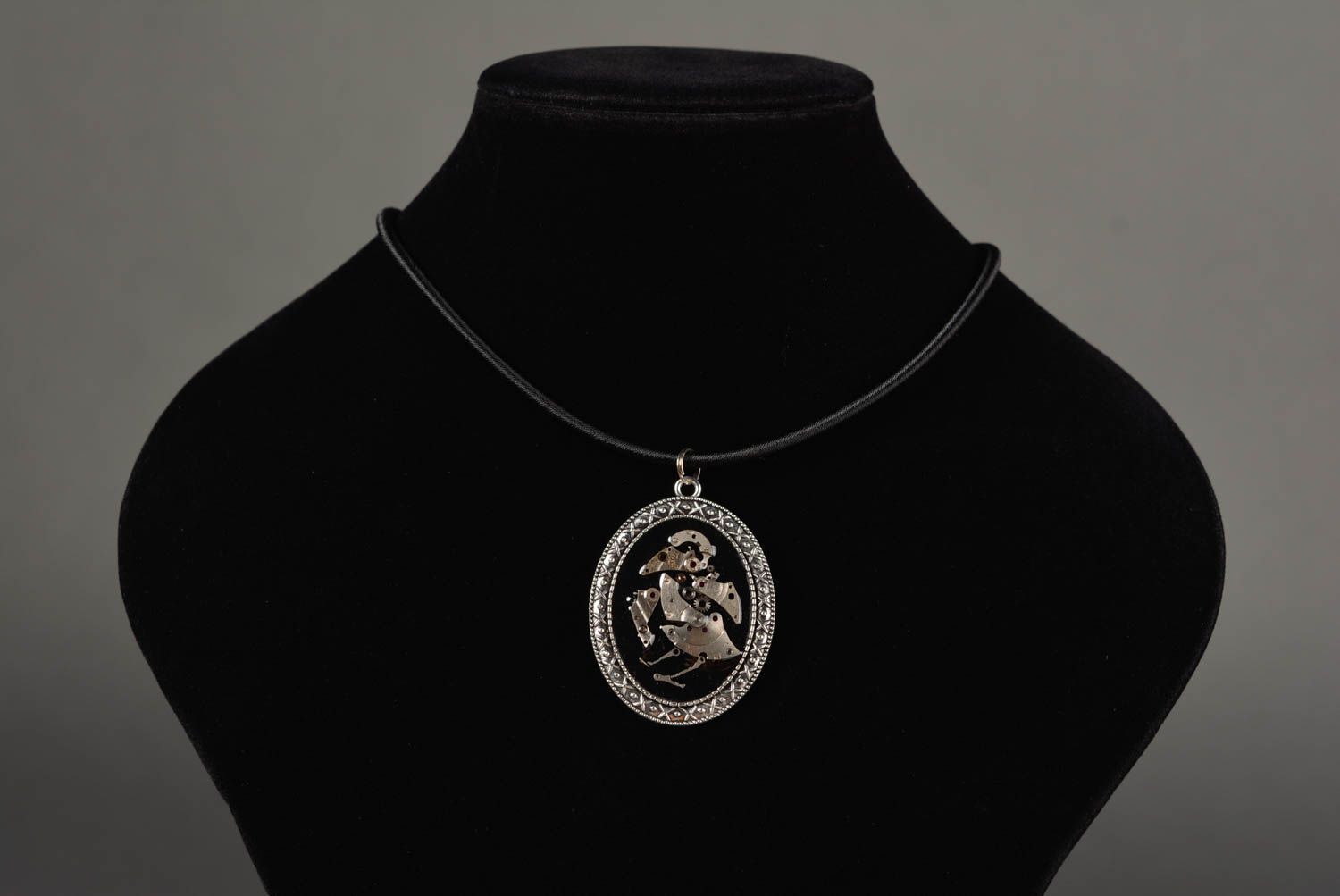 Pendentif en métal Bijoux fait main ovale style steampunk Accessoire femme photo 2