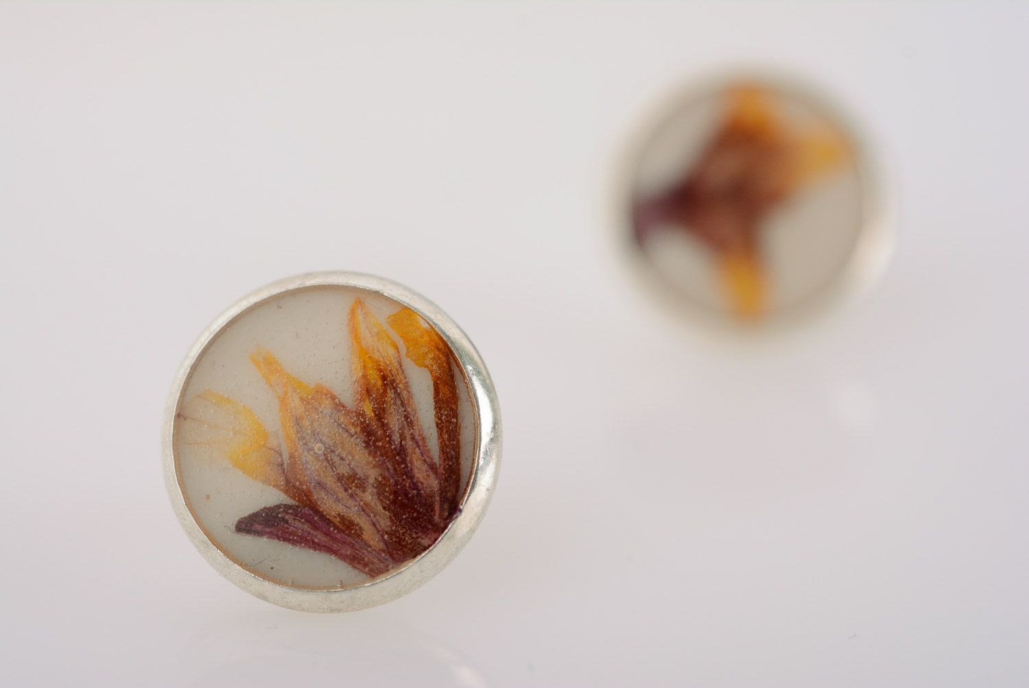 Handmade women's round stud earrings with dried flowers coated with epoxy photo 2